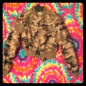 Cropped camouflage jacket